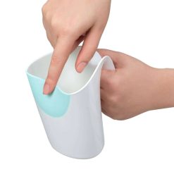 ClevaRinse Shampoo Rinse Cup takes the tears out of bath time, with its soft flexible edge the handy shampoo rinse cup contours to form a watertight band against your child's forehead making sure nothing gets in their eyes!