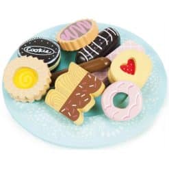 Le Toy Van Biscuit Set is a lovely assortment of 9 'home-baked' painted wooden treats makes a delicious afternoon snack for little guests.