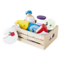 Le Toy Van Cheese & Dairy Crate features fresh milk, a block of butter, a pot of yogurt, a pot of cream and 3 delicious cheeses for all the cheese lovers!