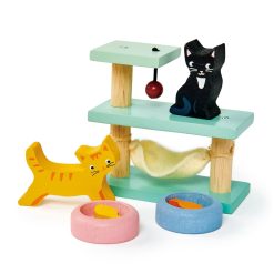 Tenderleaf Pet Cat Set features 2 adorable little cats, black and ginger with a play table and ball to amuse themselves. 2 differently coloured bowls each with a fish for dinner!
